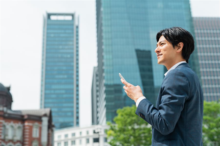 スマートフォンで通知を確認するビジネスパーソン