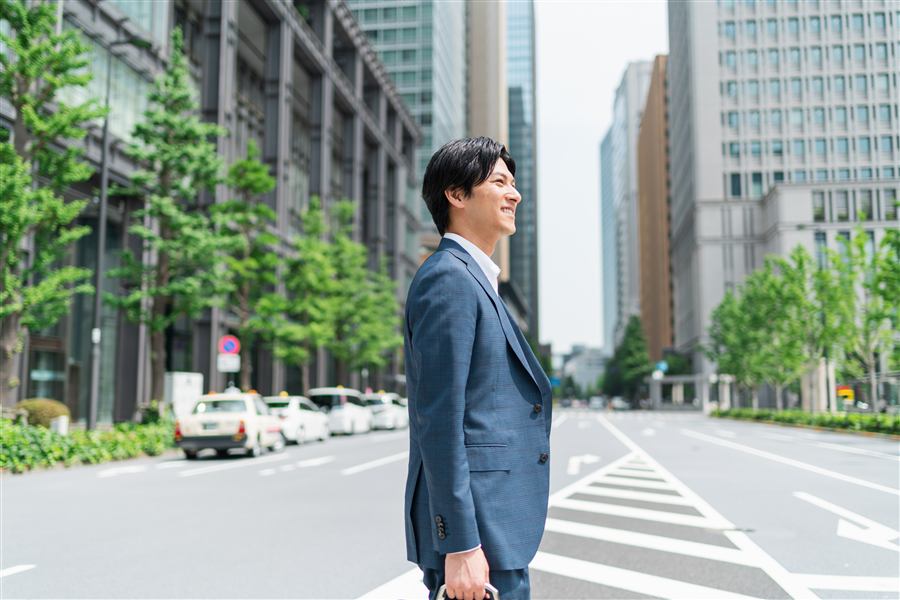 街を歩くビジネスマン